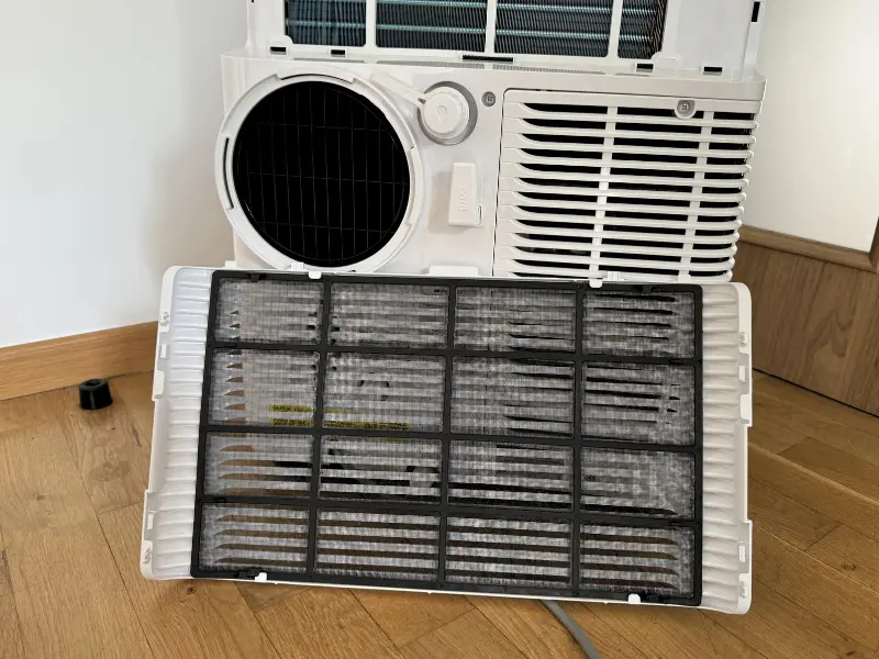 Filtr wstępny w klimatyzatorze EXP34U338CW. Źródło: materiały własne