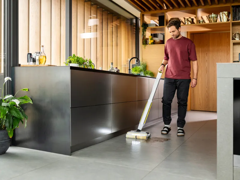 Mop elektryczny Karcher FC 8 Smart w trakcie sprzątania