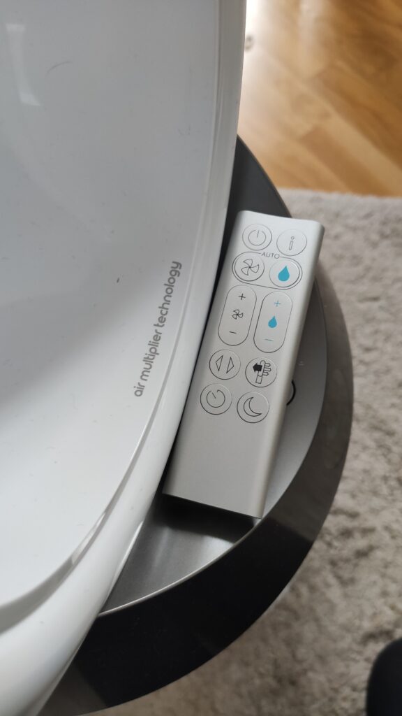 Pilot do zdalnego sterowania oczyszczaczem Dyson. Materiały własne Ranking-Oczyszczaczy.pl