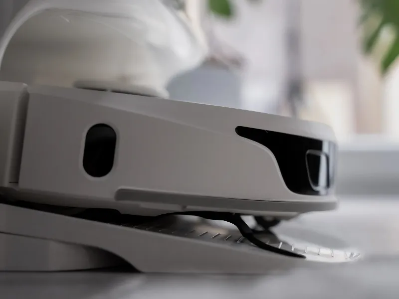 Robot sprzątający ze stacją dokującą