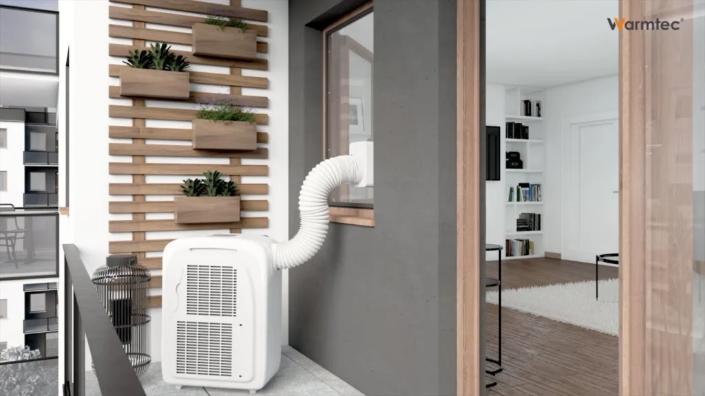 Klimatyzator przenośny Warmtec Morso KP40W zamontowany na zewnątrz. Materiały producenta Warmtec.