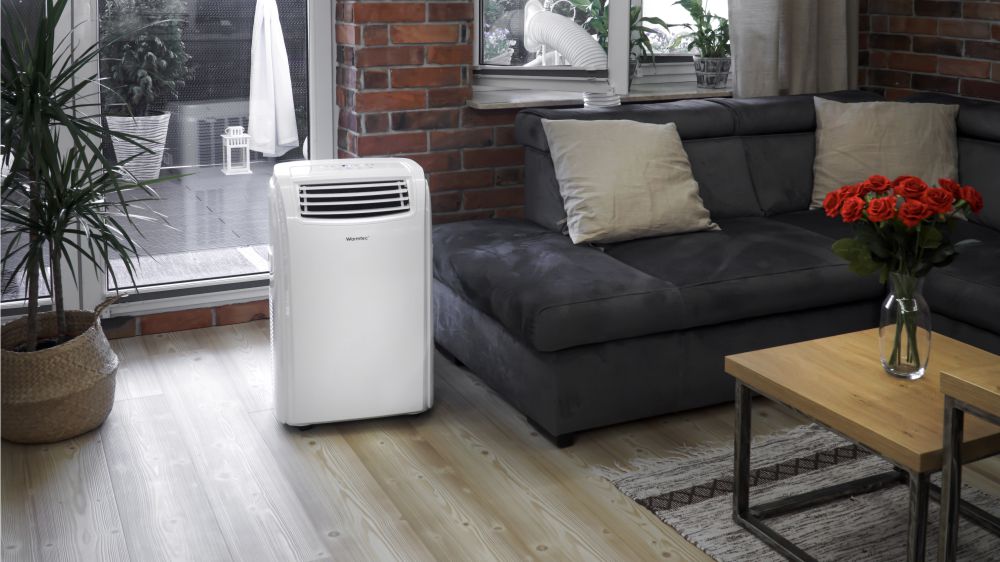 Klimatyzator przenosny Warmtec KP35W w pokoju