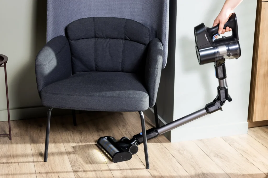 Sprzątanie pod fotelem i zginana rura Beko ErgoCleanPro