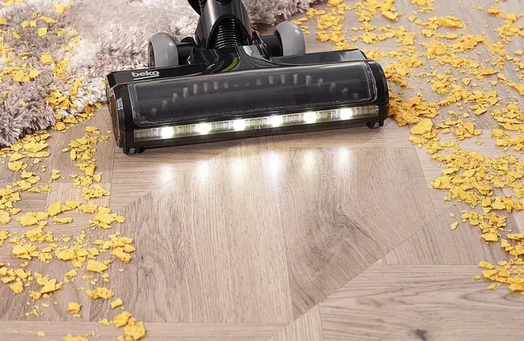 Beko ErgoCleanPro VRT84225VB z podświetleniem LED. W tle pokruszone płatki