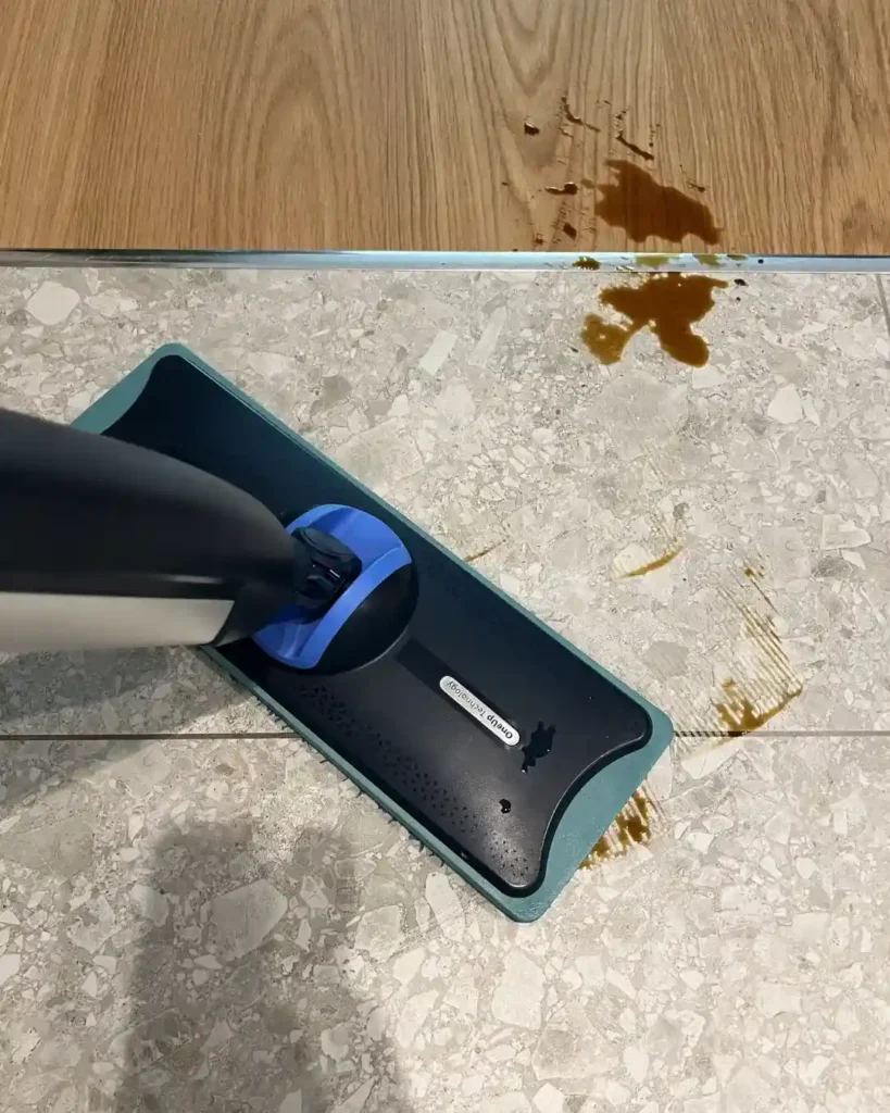 mycie podłogi mopem Philips One Up