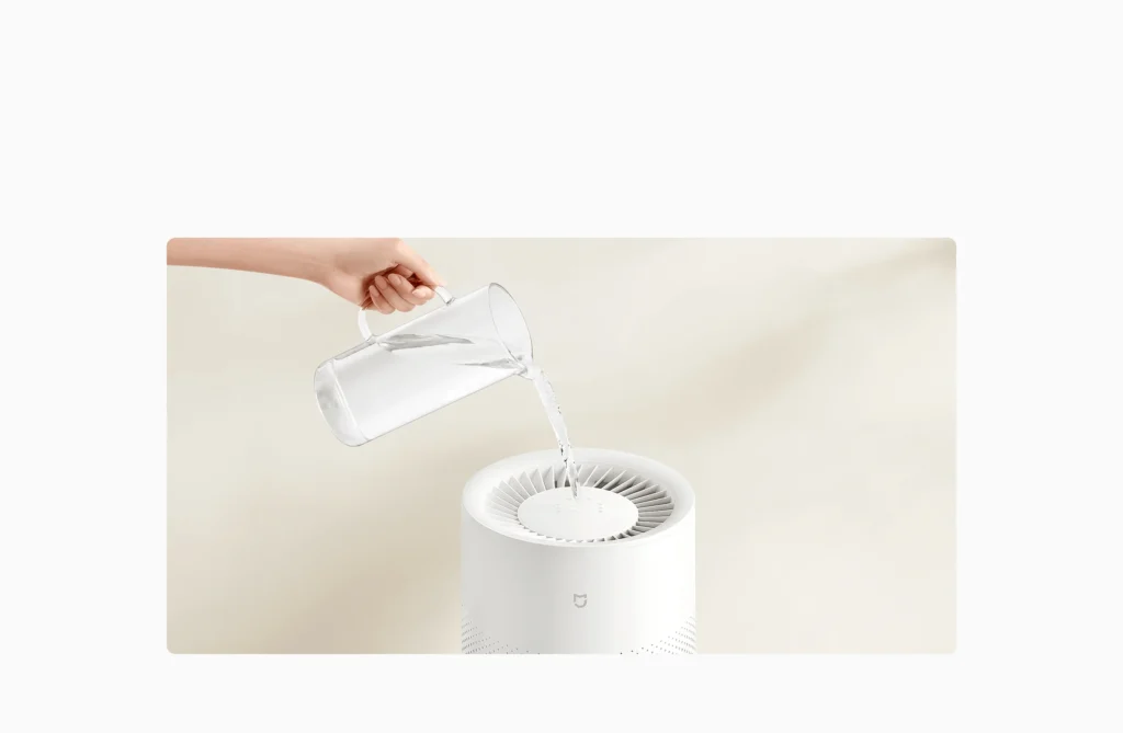 Nalewanie wody od góry do zbiornika w Xiaomi Smart Evaporative Pro. Źródło: Materiały producenta Xiaomi