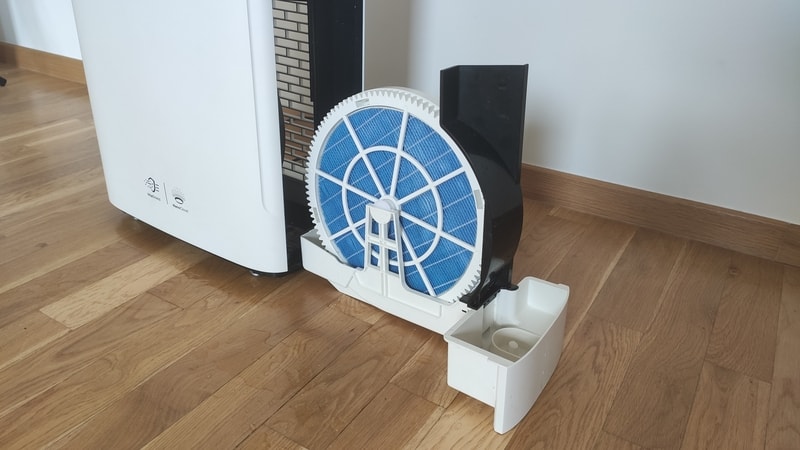 Philips AC2729/51 z wyjętą tacką nawilżacza oraz obrotowym filtrem nawilżacza FY1410/30.