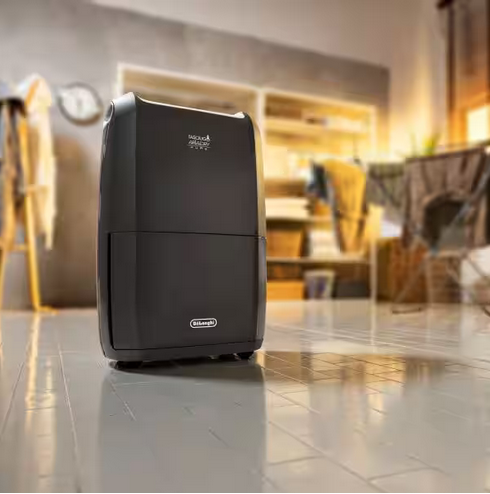 Ilustracja przedstawiająca osuszacz powietrza DeLonghi Tasciugo AriaDry Multi w salonie. Materialy producenta DeLonghi.