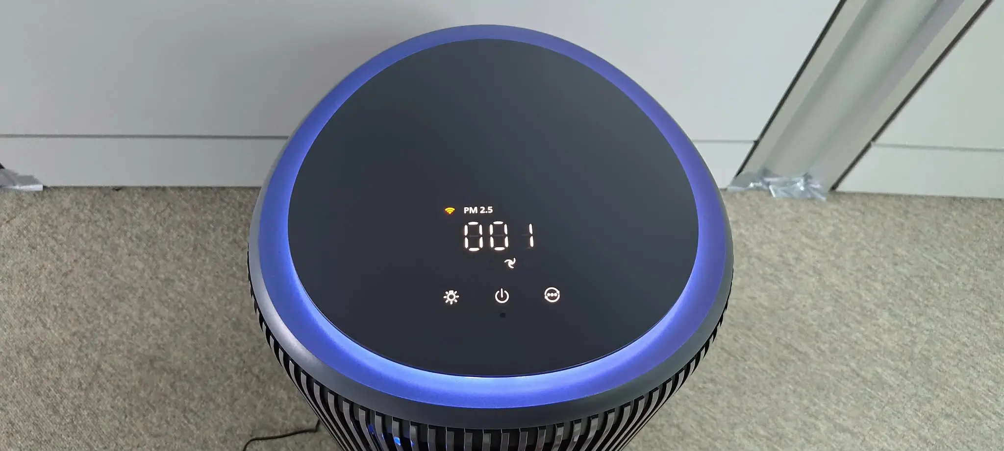 Przód i góra oczyszczacza powietrza z nawilżaczem Philips AC3421/13. Materiały producenta Philips.