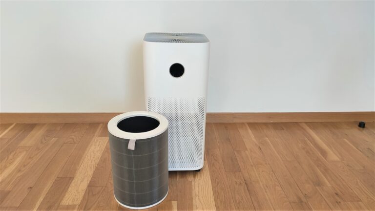 Oczyszczacz powietrza Xiaomi Air Purifier 4 wraz z wyjętym filtrem zintegrowanym.